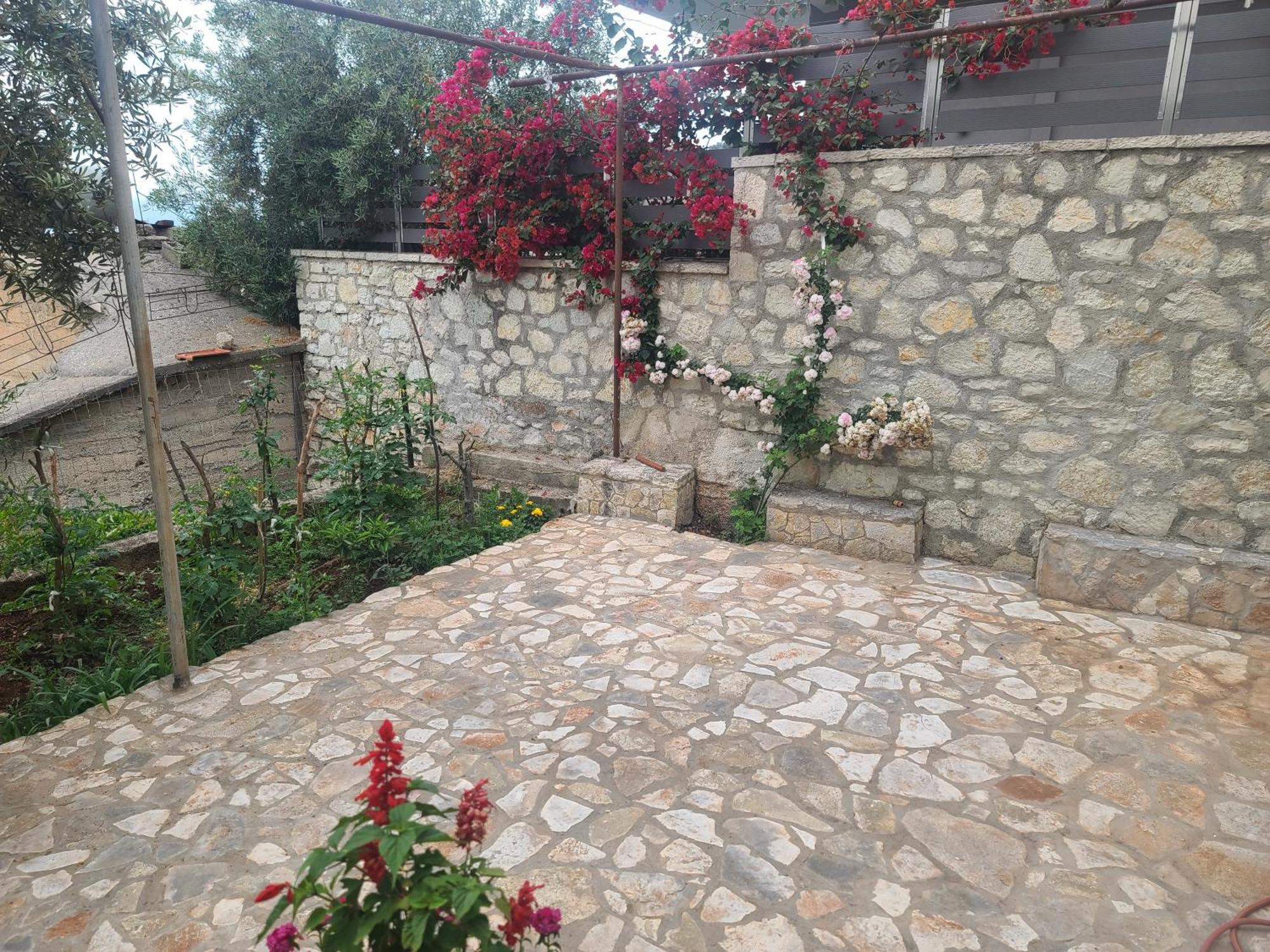 Hillside Garden Apartament Sarandë 객실 사진